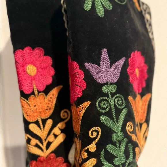 Galeri Cengiz hand crafted in Istanbul, Floral Embroidered Black Boots - Picture 2 of 4